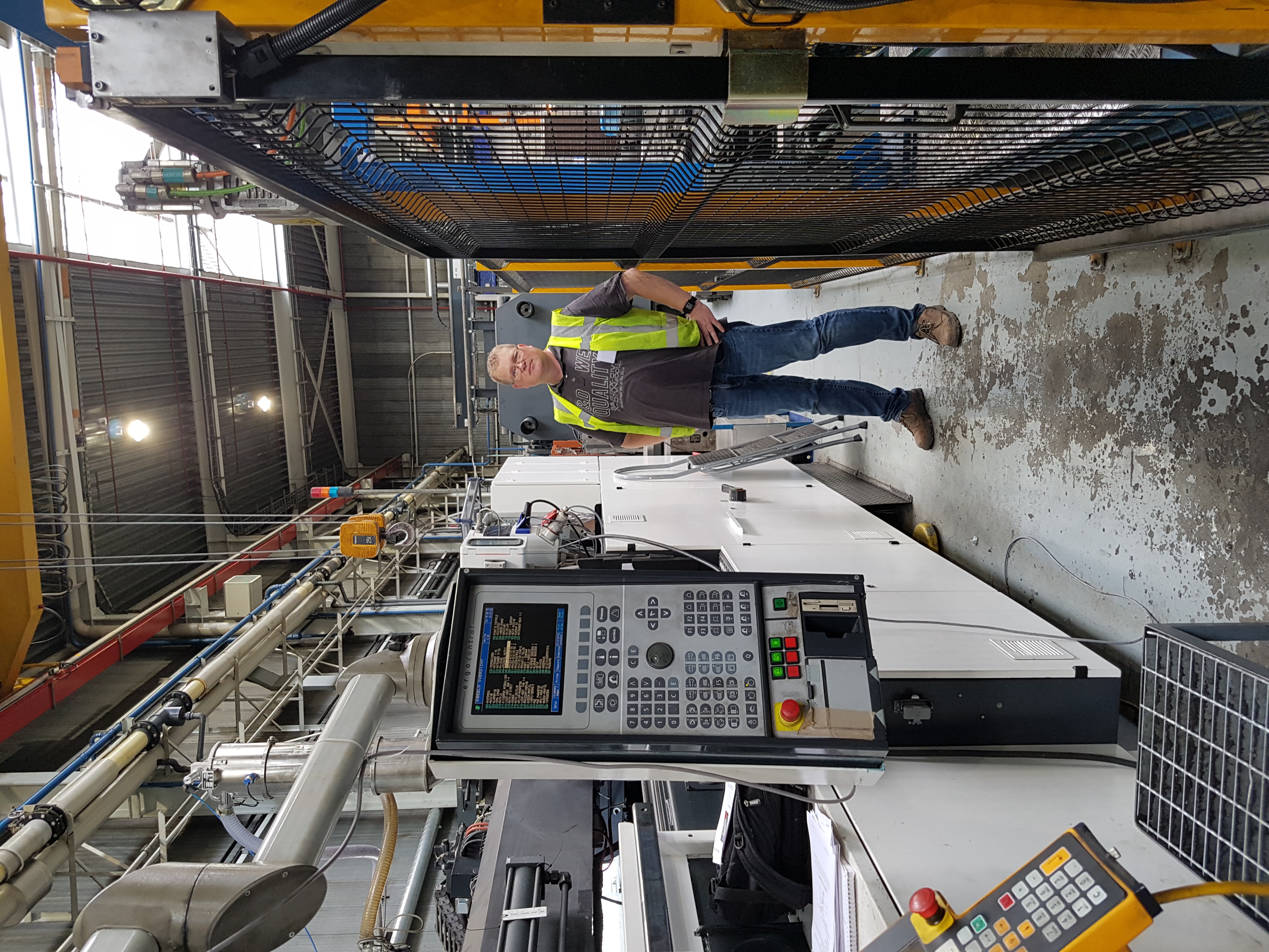 Engineer bij een industriële machinebesturing