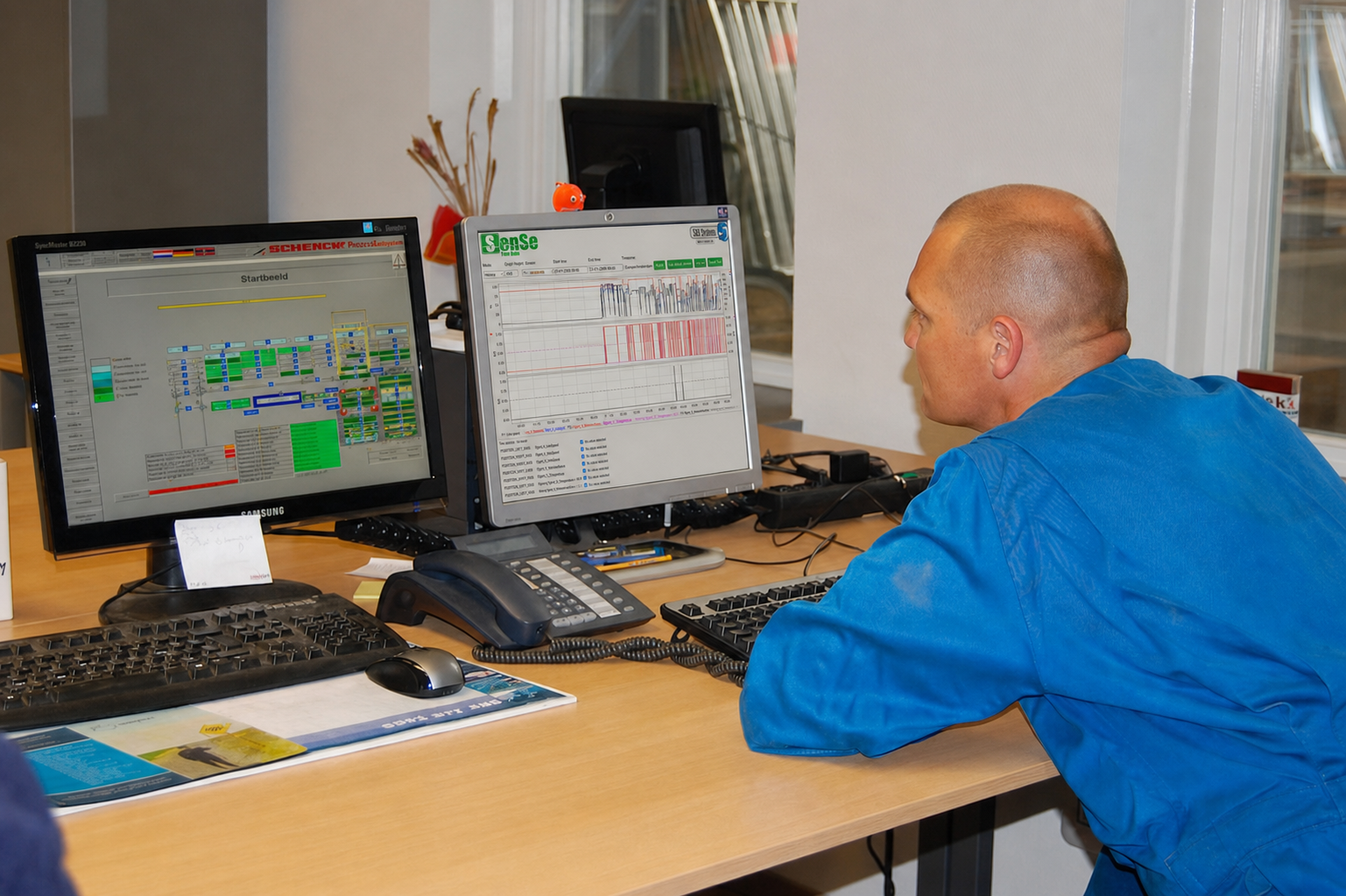 Operator vergelijkt machinebesturing met historische procesdata in SenSe