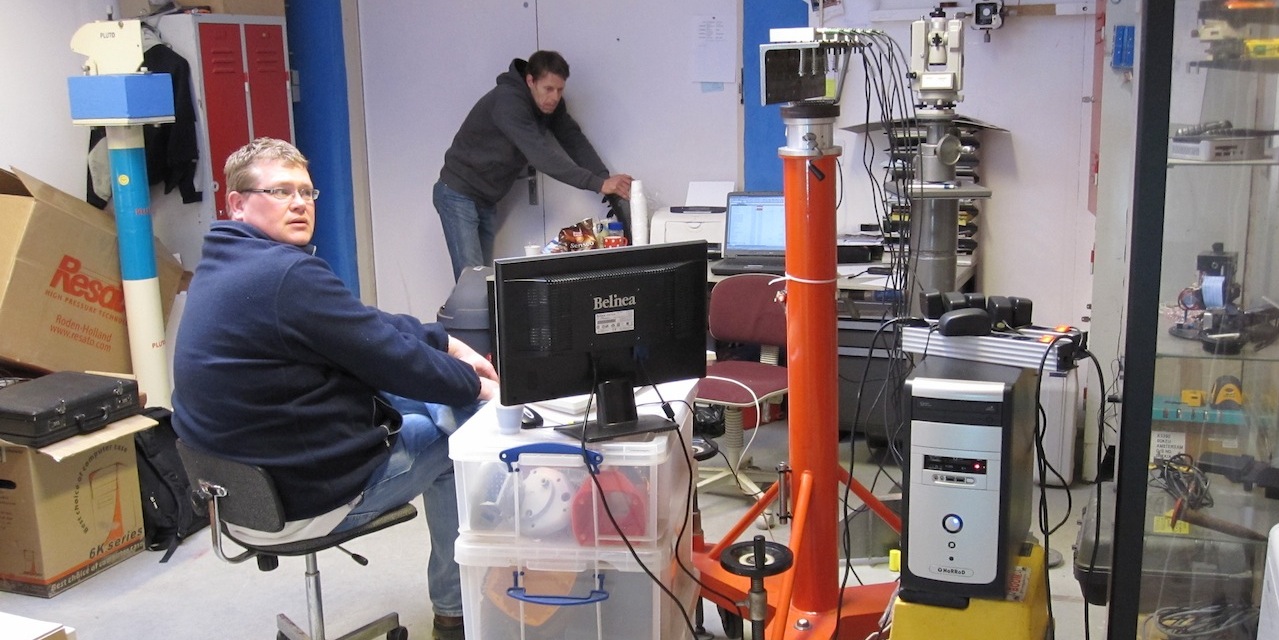 Engineers testen sensoren in een echte R&D-omgeving